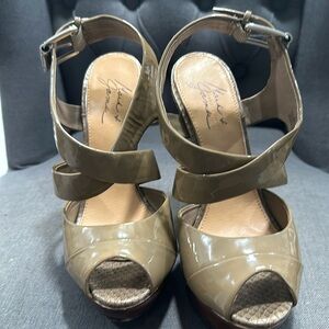 Mark & James Badgley Mischka Taupe Patent Leather/Wood Wedge Sandals size 9